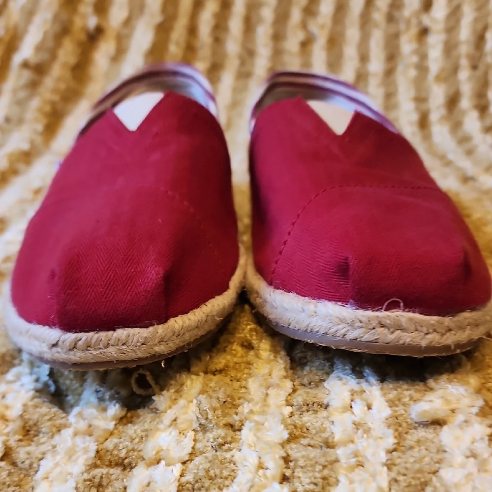 TOMS Women's Espadrilles Slip-On Shoes Red And White Size 8 Excellent, LIKE NEW